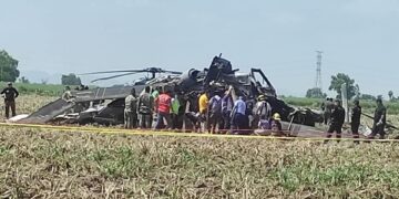 Se desploma helicóptero de la marina en los Mochis, Sinaloa; hay nueve muertos