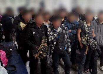 Rescatan a 67 migrantes; 57 son menores que viajaban solos