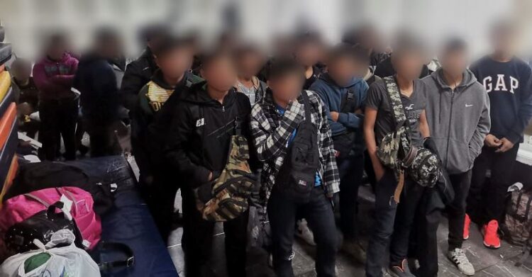 Rescatan a 67 migrantes; 57 son menores que viajaban solos