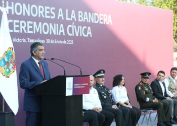 Preside gobernador ceremonia de honores