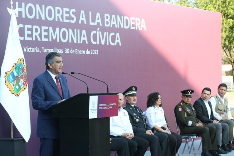 Preside gobernador ceremonia de honores