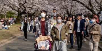 Japón relajará medidas por COVID-19