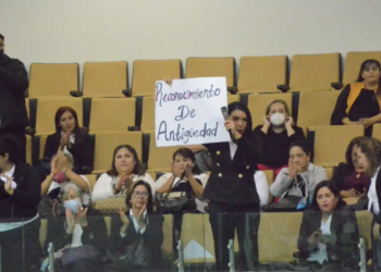 Se manifiestan a gritos y sombrerazos ‘teachers’ en el Congreso