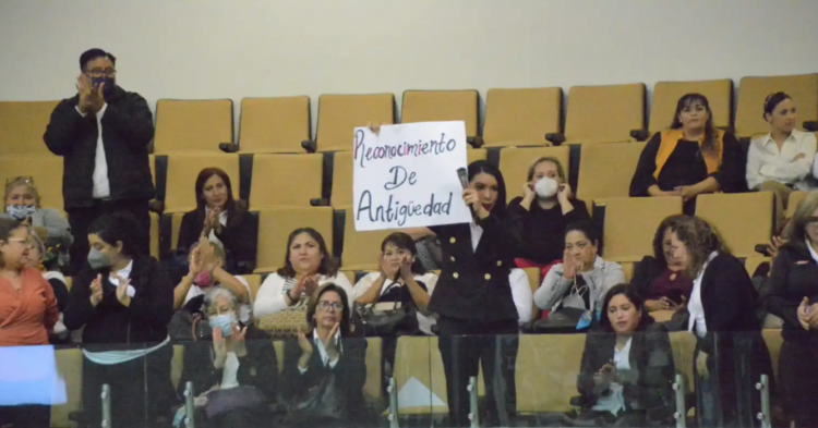 Se manifiestan a gritos y sombrerazos ‘teachers’ en el Congreso