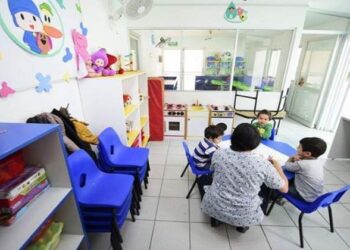 Padres trabajadores son discriminados en guarderías para recibir a sus hijos