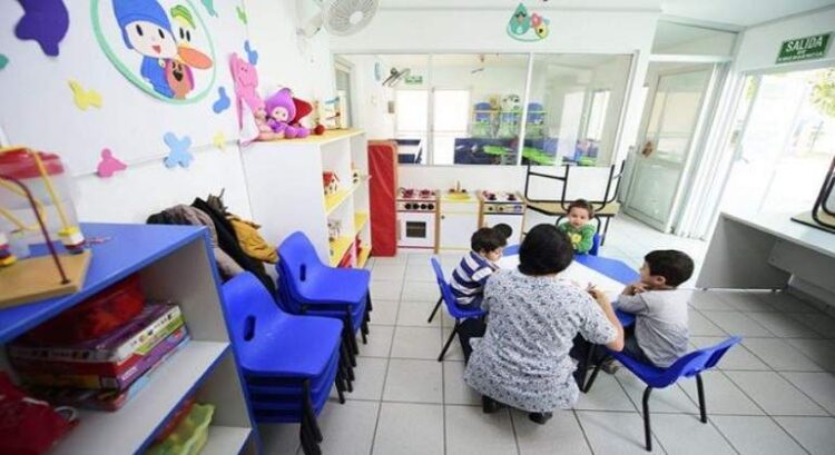Padres trabajadores son discriminados en guarderías para recibir a sus hijos