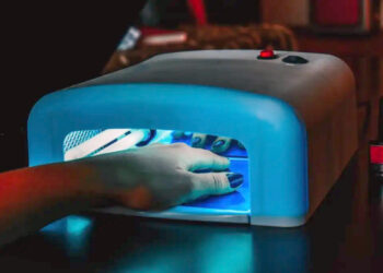 Estudio alerta daños en la piel por uso de lámparas LED para secar el esmalte de uñas