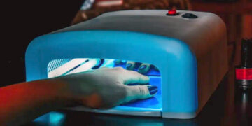 Estudio alerta daños en la piel por uso de lámparas LED para secar el esmalte de uñas
