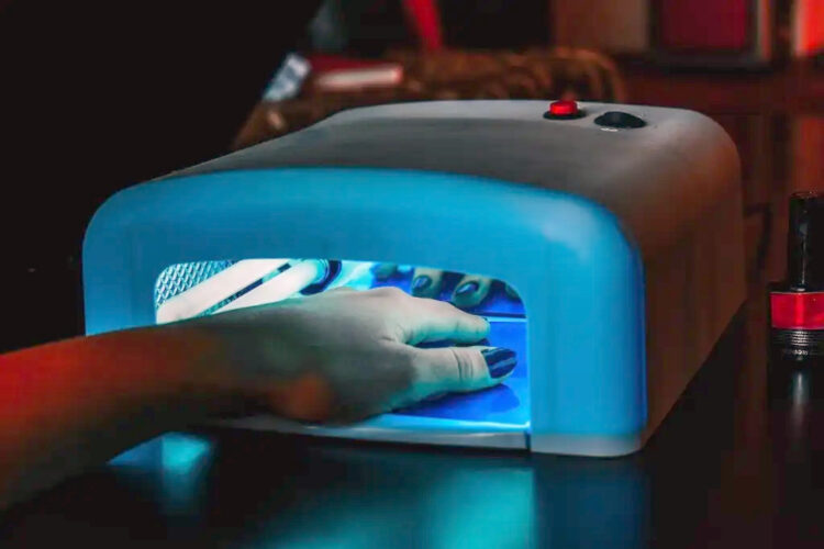 Estudio alerta daños en la piel por uso de lámparas LED para secar el esmalte de uñas