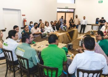 Cuenta con nosotros para ir casa por casa llevando tus propuestas, le dicen a Manuel Muñoz en Altamira.