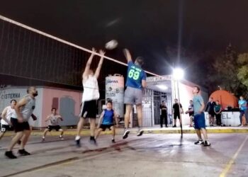 Magnificas jugadas en el torneo de voleibol varonil organizado por el ISSSTE