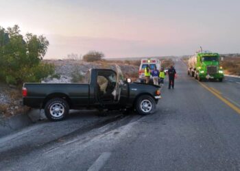 Reportan choque entre un autobús y un vehículo particular,no hay heridos.