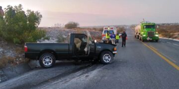 Reportan choque entre un autobús y un vehículo particular,no hay heridos.