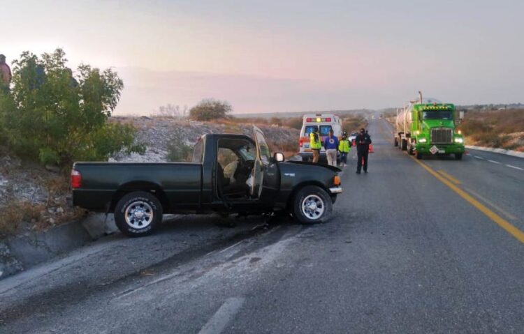 Reportan choque entre un autobús y un vehículo particular,no hay heridos.