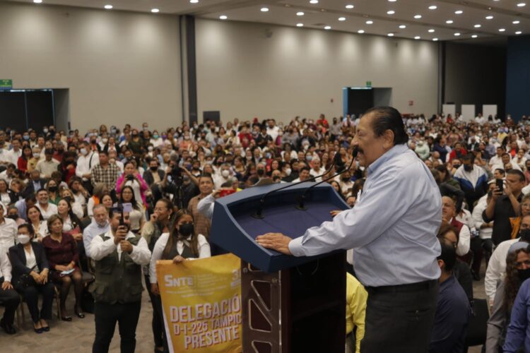 Presenta Arnulfo al nuevo Comité Ejecutivo Seccional ante miles de maestros de Tampico, Madero y Altamira