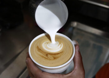 Un café con leche podría tener efectos antiinflamatorios, según un estudio