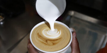 Un café con leche podría tener efectos antiinflamatorios, según un estudio