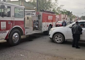 Mujer choca con camión de bomberos