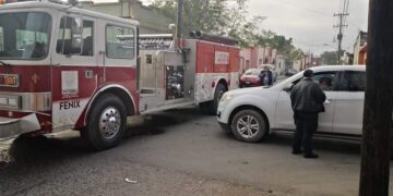 Mujer choca con camión de bomberos
