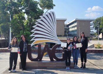 Premian a ganadores de concurso de poesía japonesa