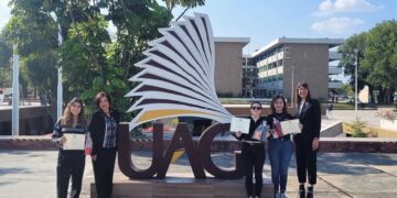 Premian a ganadores de concurso de poesía japonesa