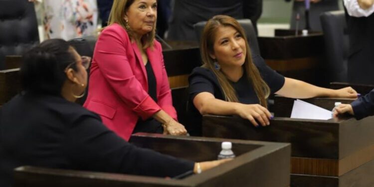 Expulsa PAN a diputadas por emitir su voto en su contra