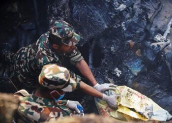 Catástrofe en Nepal: mueren al menos 68 pasajeros al estrellarse un avión, difunden las dramáticas imágenes