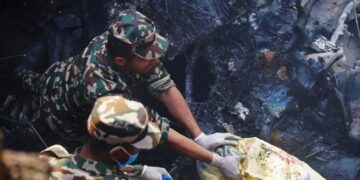 Catástrofe en Nepal: mueren al menos 68 pasajeros al estrellarse un avión, difunden las dramáticas imágenes