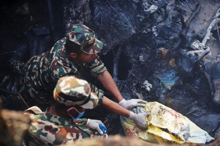 Catástrofe en Nepal: mueren al menos 68 pasajeros al estrellarse un avión, difunden las dramáticas imágenes