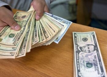 El peso pierde su buen paso: cierra la semana con depreciación de 0.58%