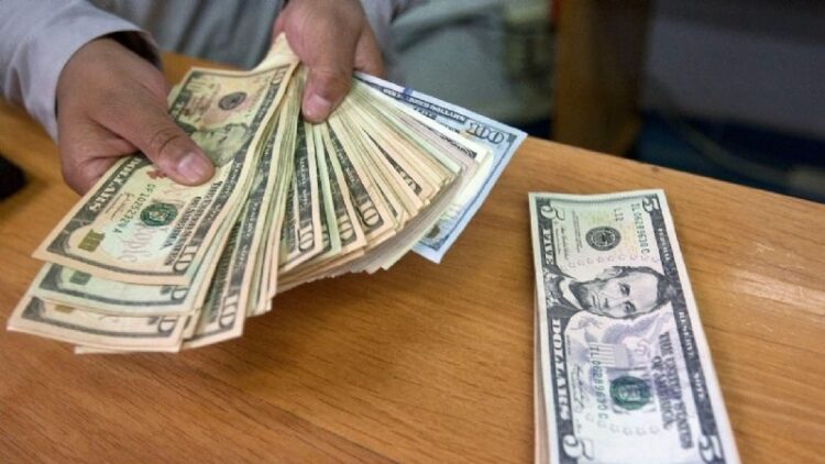 El peso pierde su buen paso: cierra la semana con depreciación de 0.58%