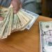 El peso pierde su buen paso: cierra la semana con depreciación de 0.58%