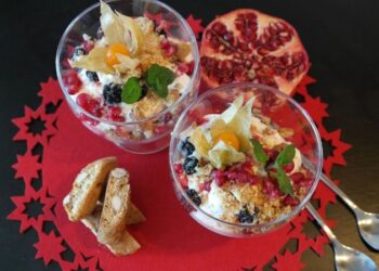 Receta sencilla: Copa de yogurt griego con avena y frutos rojos, ideal para iniciar la semana