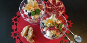 Receta sencilla: Copa de yogurt griego con avena y frutos rojos, ideal para iniciar la semana