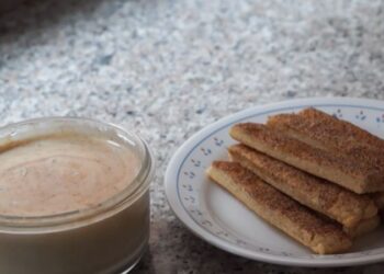 Aprende a preparar los palitos de pan y canela, como los de la pizzería con esta receta