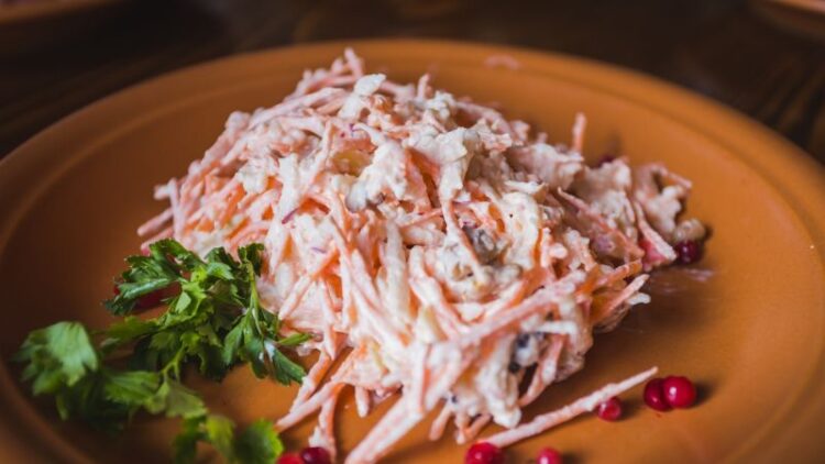 Ensalada cremosa de zanahoria, prueba esta deliciosa versión del clásico postre