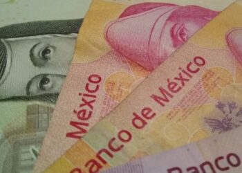 El peso cede terreno frente al dólar, de acuerdo con Banxico