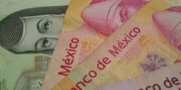 El peso cede terreno frente al dólar, de acuerdo con Banxico