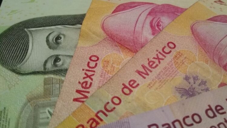 El peso cede terreno frente al dólar, de acuerdo con Banxico