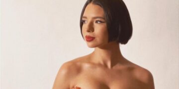 Ángela Aguilar posa frente al espejo con prendas de lencería de la marca de Rihanna y conquista la red