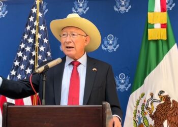 Ken Salazar pide a México y a EU no aprovecharse de los migrantes