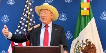 Ken Salazar pide a México y a EU no aprovecharse de los migrantes