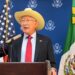 Ken Salazar pide a México y a EU no aprovecharse de los migrantes