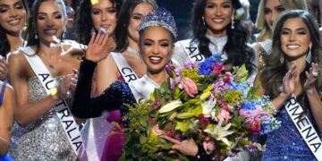 R’Bonney Gabriel de EU se convierte en la nueva Miss Universo tras una dura competencia
