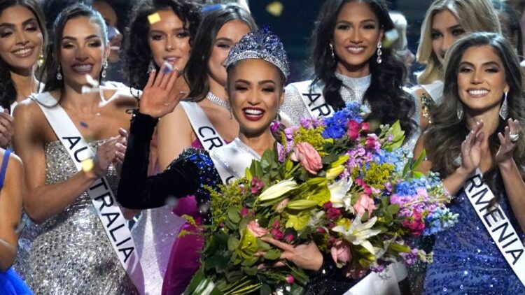 R’Bonney Gabriel de EU se convierte en la nueva Miss Universo tras una dura competencia
