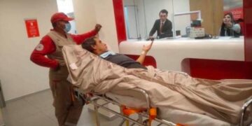 Un hombre en camilla es obligado a presentarse en el banco para realizar un trámite