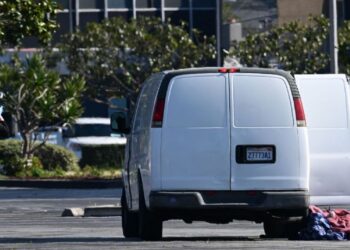 El sospechoso del tiroteo en Monterey Park fue hallado muerto en una camioneta blanca