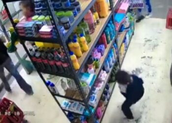 Captan a un niño robando una tienda junto a sus papás en Edomex
