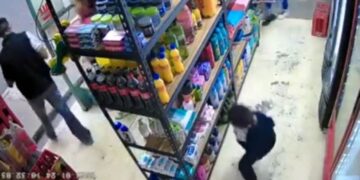 Captan a un niño robando una tienda junto a sus papás en Edomex