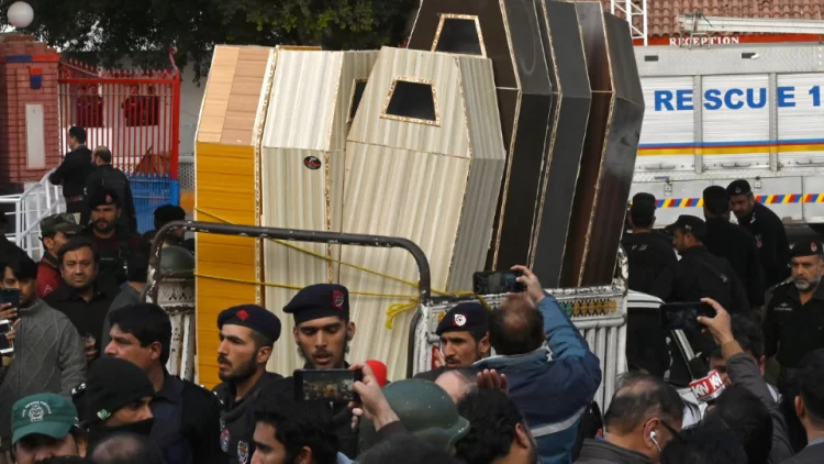 Drama en Pakistán: ataque terrorista en una mezquita deja al menos 34 muertos y 150 heridos